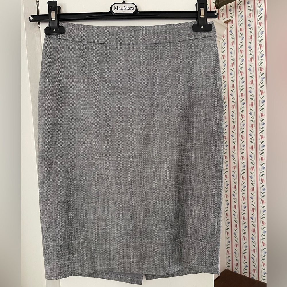 Ann Taylor size 0 petite piece suit skirt (part of a 3 piece suit available)